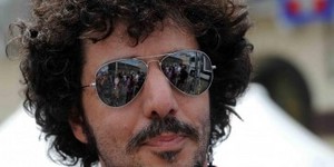 Max gazze con gli occhiali da sole